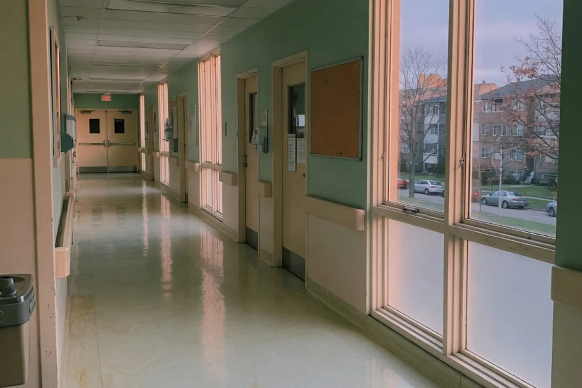 Coridor de spital liniștit, gol, în lumina caldă a serii, Sectorul 6, București