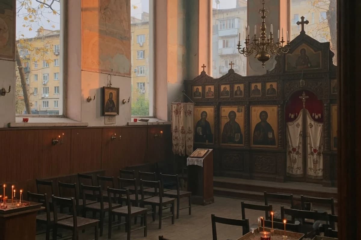 Interior cald de biserică ortodoxă, cu raze de lumină prin ferestre, Sectorul 6, București