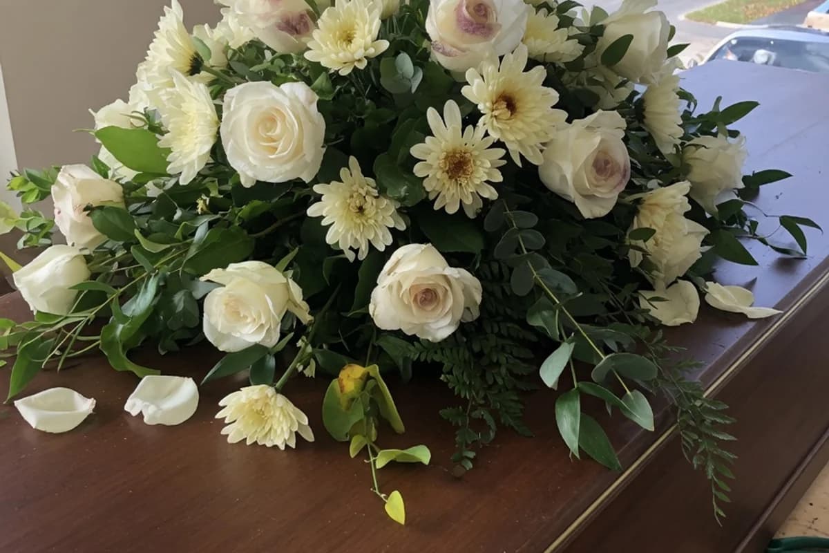 Aranjament floral alb așezat pe capacul unui sicriu, Sectorul 6, București