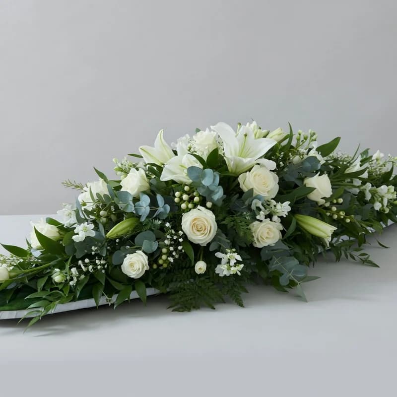 Jerbă funerară alungită din crini și trandafiri albi